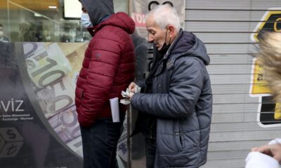 Döviz bürolarının önlerinde uzun kuyruklar!. Yastık altında ne var ne yoksa alıp koştular!.