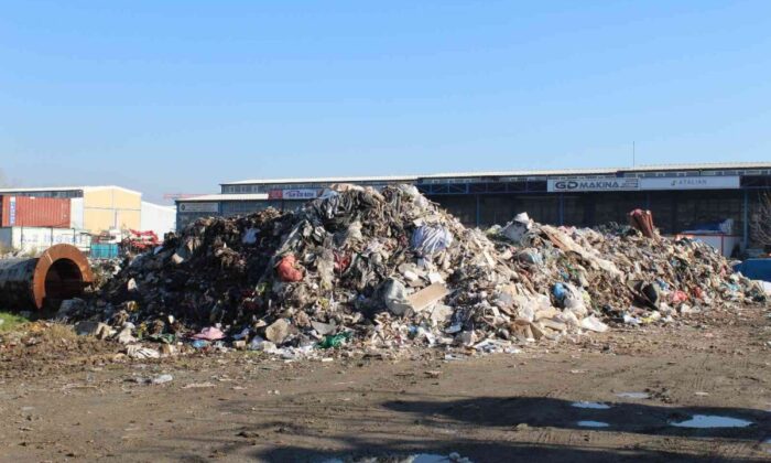 Kocaeli’de sanayi bölgesindeki çöpler, aylardır toplanmıyor!.
