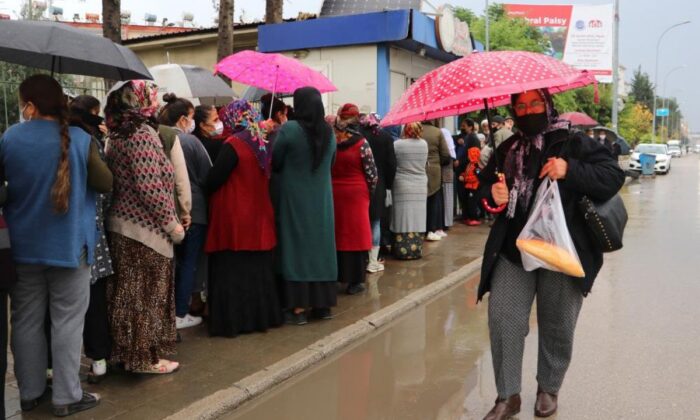 Adana’da 1 liralık ekmek kuyruğu..