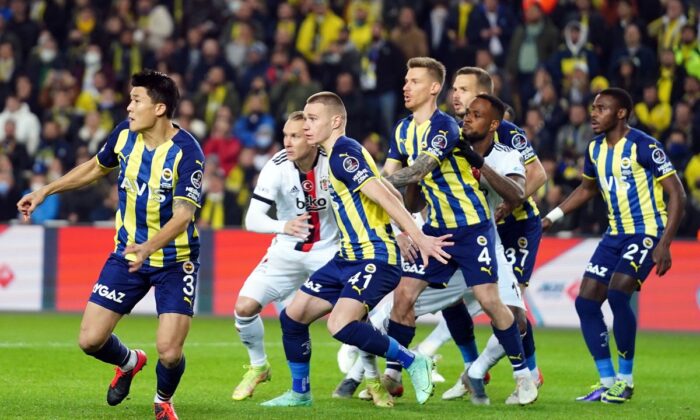 Fenerbahçe evinde Beşiktaş ile 2-2 berabere kaldı!.