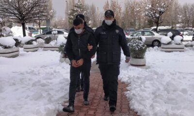 Annesini öldürmeye giderken polise yakalandı!.