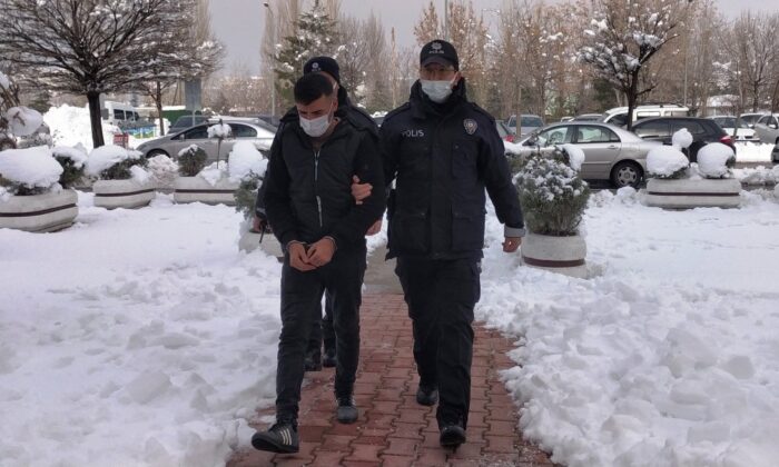 Annesini öldürmeye giderken polise yakalandı!.