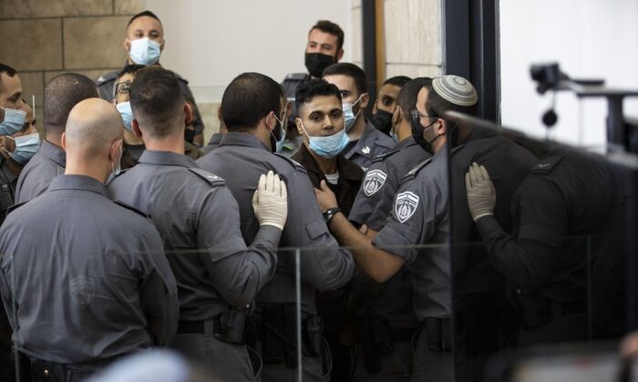 İşgalci teröristler, Filistinli tutukluları darp etti!.