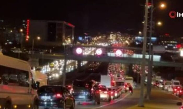 İstanbul’da toplu ulaşım çilesi! Akşam saatlerinde yaşanan arıza nedeniyle trafik kilitlendi!. (video haber)