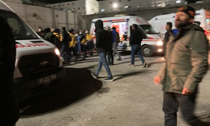 İzmir’de ki maden ocağında meydana gelen göçükte 22 işçi hastaneye kaldırıldı!.