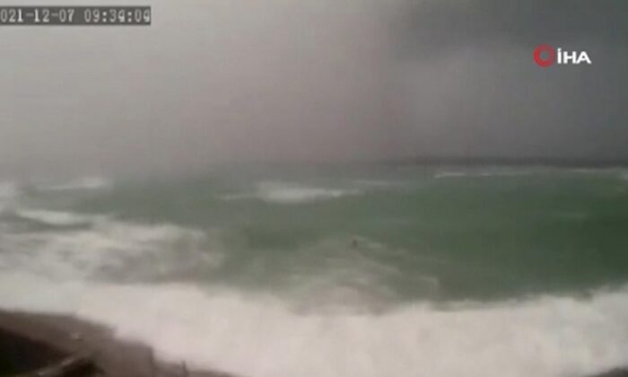 İzmir’de hortum faciasının eşiğinden dönüldü!.