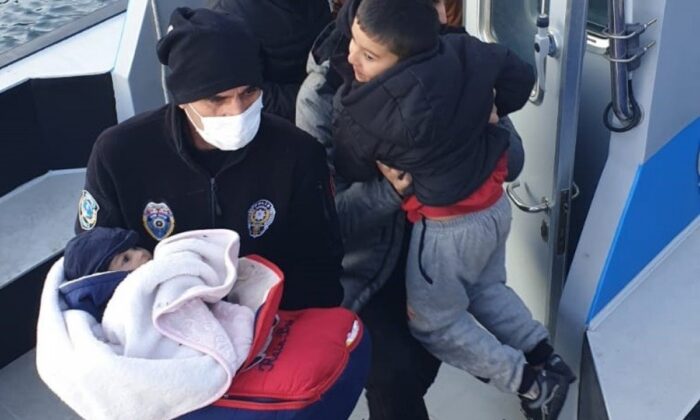 İzmir’de donmak üzere olan mültecileri deniz polisi kurtardı!.