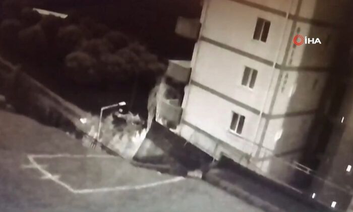 İzmir’de istinat duvarı çöktü, 88 daire boşaltıldı!.