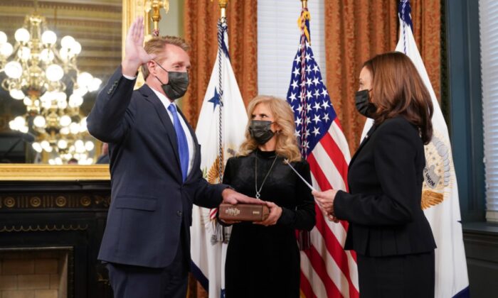 ABD’nin yeni Türkiye Büyükelçisi Jeff Flake yemin etti!.