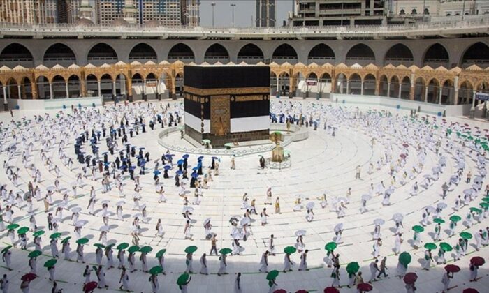 Kabe ve Mescid-i Nebevi’ye sosyal mesafe kuralı geri geldi!.