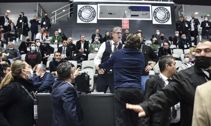 Beşiktaş kongresinde kavga..