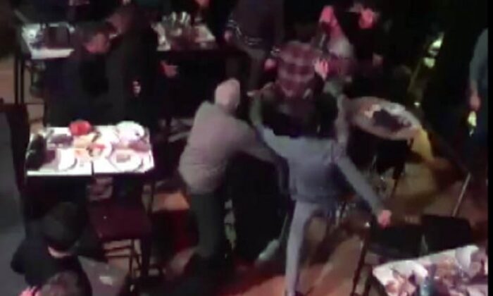 Kafede kavga eden grup, ortalığı birbirine kattı!.