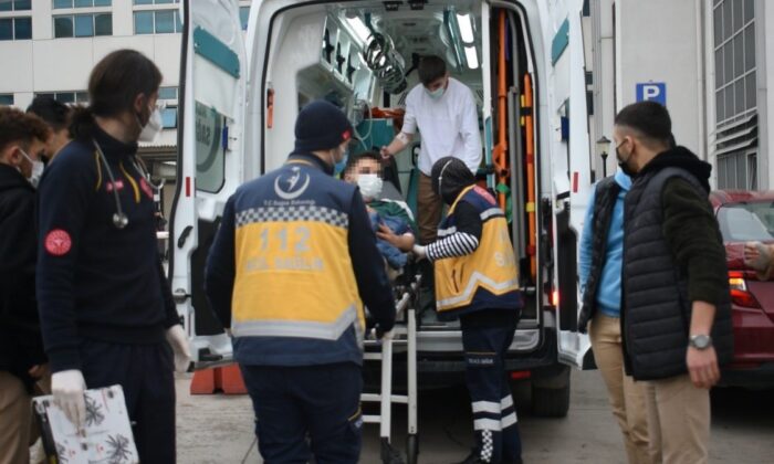 Gebze’de yolun karşısına geçmek isteyen 3 liseli bıçaklandı!.