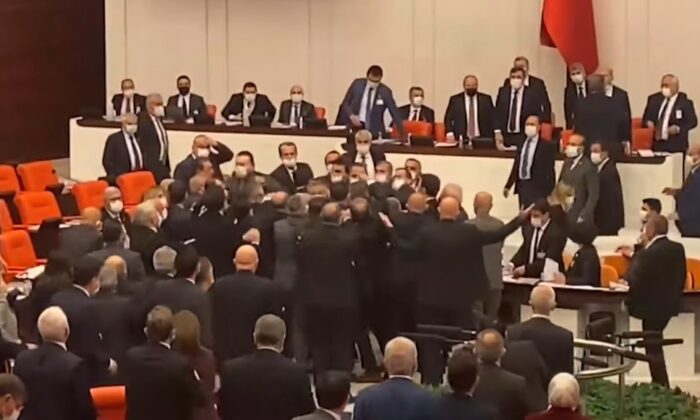 CHP’nin Süleyman Soylu’ya sataşmasıyla Meclis’te yumruklar havada uçuştu!.