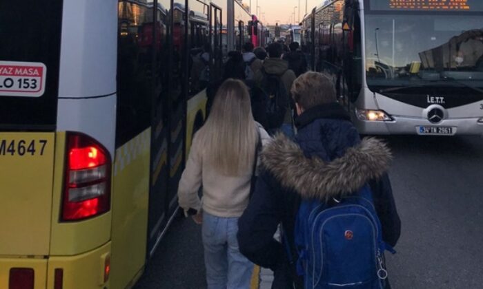 Avcılar’da metrobüs arıza yapınca vatandaş yoluna yürüyerek devam etti!.