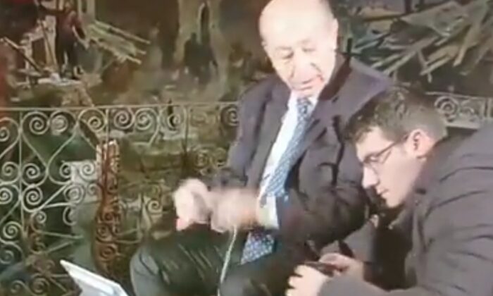 Bu nasıl bir rezalet nasıl bir şerefsizliktir!. Muharrem Sarıkaya canlı yayında ses teknisyenini tokatladı!.