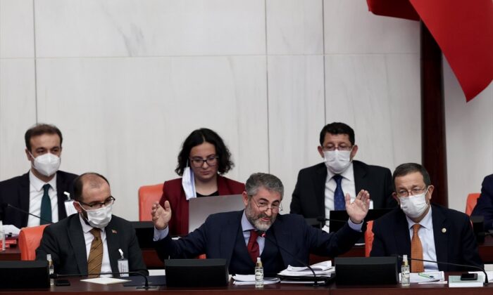 Nureddin Nebati’yle Özgür Özel arasında ekonomi eğitimi tartışması..