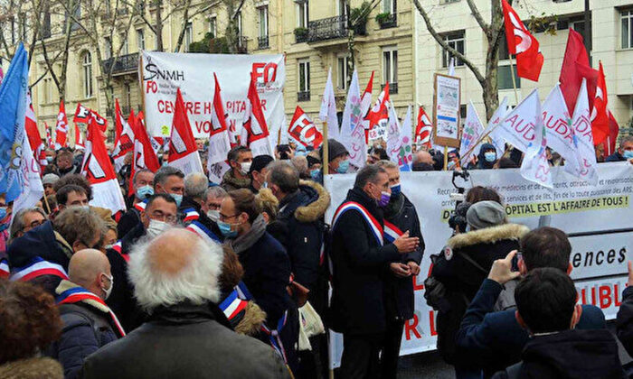 Fransa’da sağlık çalışanları yeniden sokağa indi!.