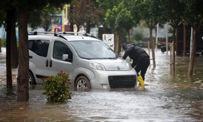Antalya’yı fırtına vurdu! Yollar göle döndü, araçlar mahsur kaldı!.