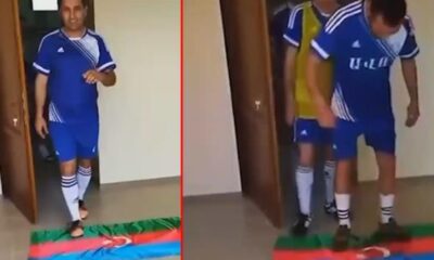 Ermeni futbolcular sahaya Azerbaycan Bayrağına basarak çıktı!.