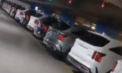 Ümraniye’deki AVM otoparkına stoklanan sıfır araçlar..