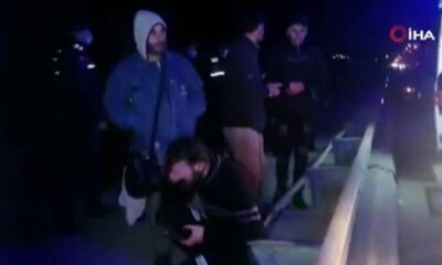 Tekneye aldıkları göçmenleri silah zoruyla denize attılar!.