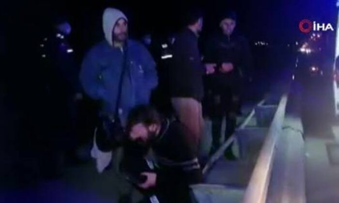 Tekneye aldıkları göçmenleri silah zoruyla denize attılar!.