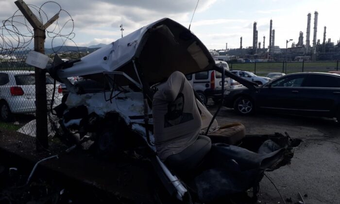 İzmir’de feci kaza! Otomobil ikiye bölündü!.
