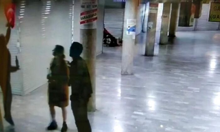 Karaköy’de Türk Bayrağına saldıran şahsa dayak..