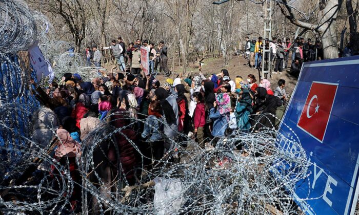 Yunan sınır muhafızları, sığınmacı sandıkları çevirmeni Türkiye’ye gönderdi!.