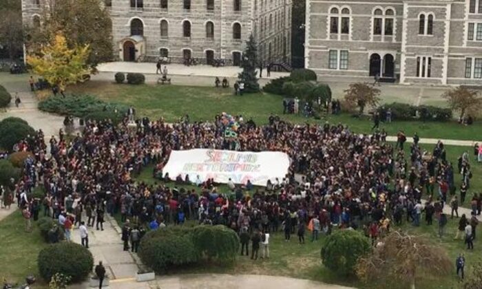 Boğaziçi Üniversitesi’nde öğrencileri kışkırtıp devlete düşman etmeye kalkan 3 akademisyen bozuntusu görevden aldındı!.