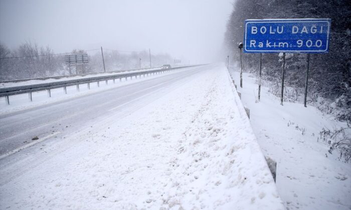 Anadolu Otoyolu ve Bolu Dağı geçişi güvenlik nedeni ile trafiğe kapatıldı!.