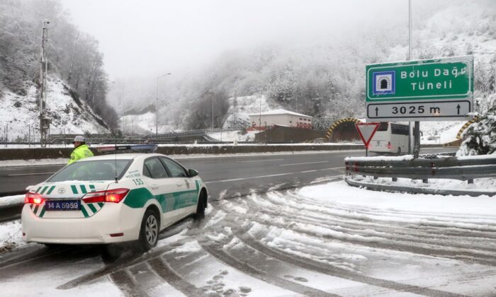 Bolu Dağı Tüneli İstanbul yönü kar nedeni ile trafiğe kapandı!.