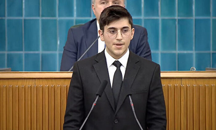 Meral Teyzenin ajansı yine palavra duvarına tosladı!. “Geçinemiyorum” diye kürsüde feveran eden gencin İtalya tatili fotoğrafları ortaya çıktı!.