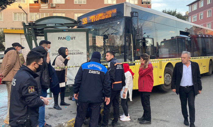 Bakımsızlıktan frenleri boşalan İETT otobüsü yolcu dolu durağa daldı!. Çok sayıda yaralı var!.