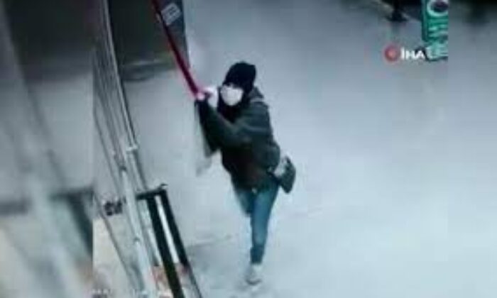 Türk bayrağına saldıran kahpe gözaltına alındı!.