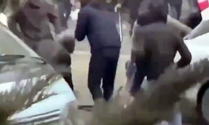 Kazakistan’daki sözde zam eylemlerinde ortalığı karıştıracak görüntüler!. Eylemcilere silah dağıtıldı!.