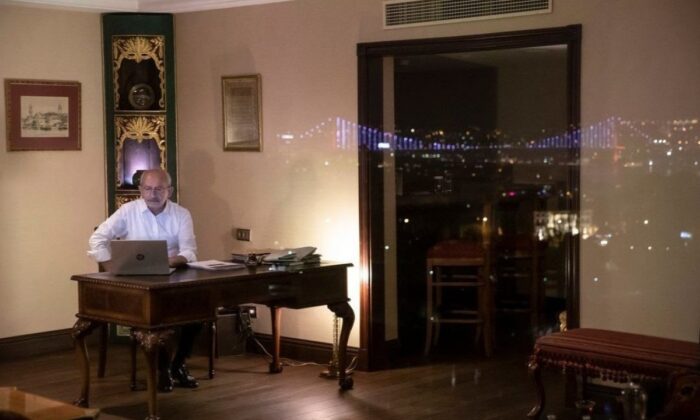 Meğer Bay Kemal o fakirlik edebiyatlarını boğaz manzaralı malikanesinden yapıyormuş!.