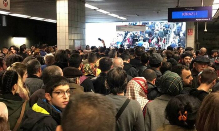 İBB yine sınıfta kaldı!. Kar yağışı İstanbul’da ulaşımı eziyete çevirdi!.