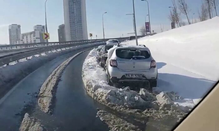 Kar nedeni ile yolda kalanların araçları ne olacak?.