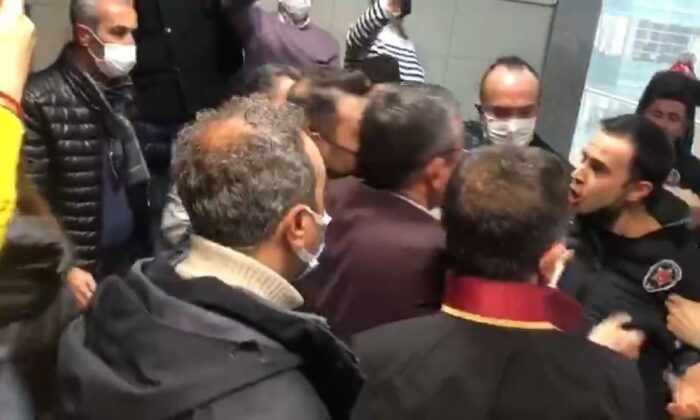 CHP’li vekiller adileye binasını basıp güvenlikleri dövdüler!.