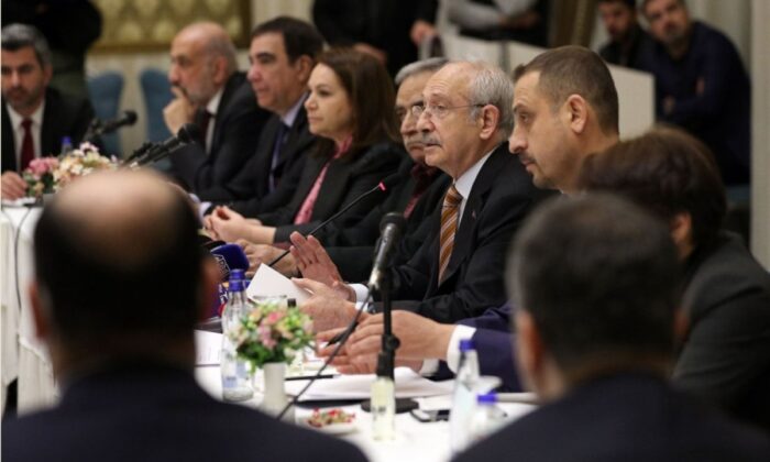 Yanı başında PKK propagandası yapılırken gıkını bile çıkaramadı!.