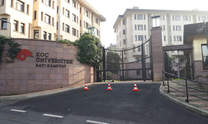 Koç Üniversitesi’nde Haremlik-Selamlık krizi!.