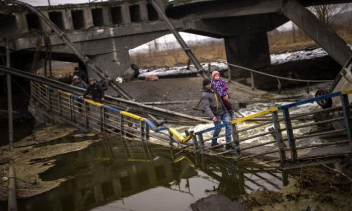 Ukrayna Rus ordusunu engellemek için köprüleri havaya uçuruyor!.