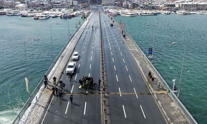 Tamir edilen Unkapanı Köprüsü yine ikiye ayrıldı!.