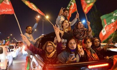 Pakistan’da görevden alınan Başbakan Imran Khan’ın destekçileri sokaklara döküldü!.