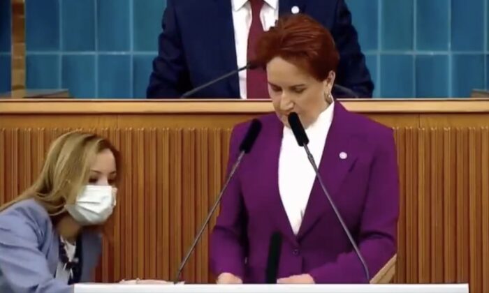 Akşener’in Prompteri bozulunca iki kelimeyi bir araya getiremedi!.