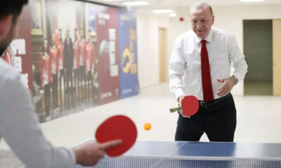 Cumhurbaşkanı Erdoğan öğrencilerle birlikte masa tenisi oynadı!.