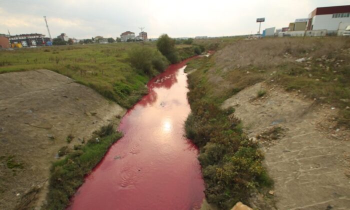 Tekirdağ’da Çorlu Deresi’ne dökülen su kanalı kırmızıya döndü!.