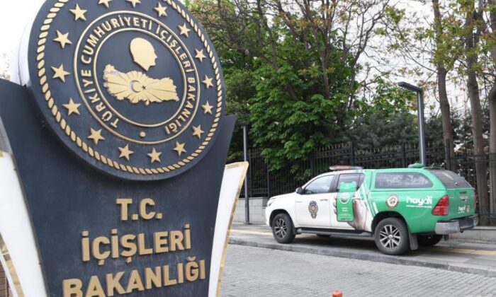 Süleyman Soylu İçişleri Bakanlığı önüne hayvan izleme aracı koydurdu!.